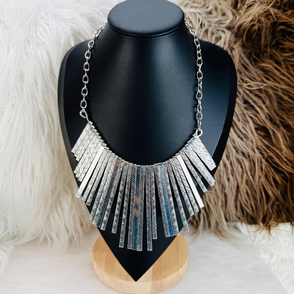 Beautiful, Silvertone statement costume necklace